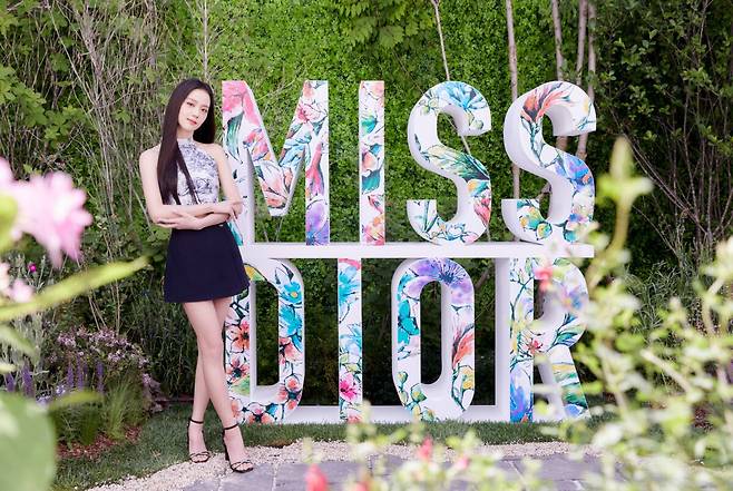 '미스 디올' 성수동 팝업 스토어에 방문한 블랙핑크 지수. [디올]