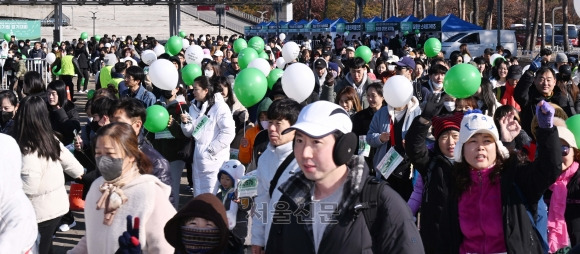 마약에 대한 위험성을 알리고 경계심을 높이자는 취지로 서울신문이 주최하고 호반건설 등이 후원한 ‘2023 마약퇴치기원 걷기대회’가 12일 서울 마포구 월드컵공원 평화광장에서 열린 가운데 참가자들이 출발에 앞서 대기하고 있다. 안주영 전문기자