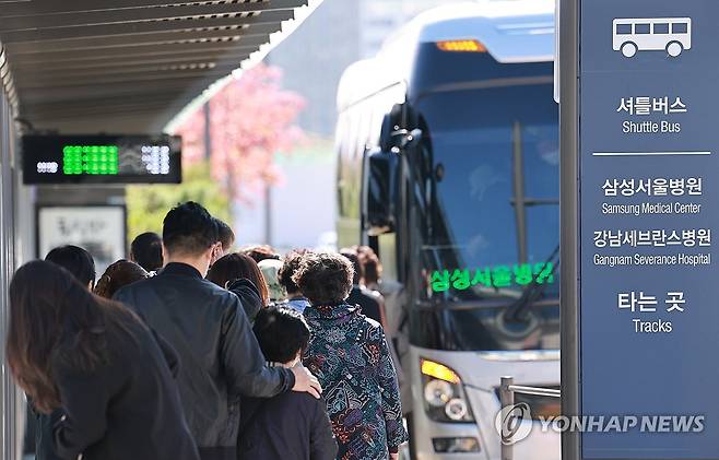 상경 진료, 서울 병원으로 (서울=연합뉴스) 홍해인 기자 = 17일 서울 강남구 고속철도 수서역 앞 버스정류장에서 상경 뒤 서울 강남 일대 대형 종합병원 진료를 받으려는 환자 등 이용객들이 병원 셔틀버스를 기다리고 있다. 2023.10.17 hihong@yna.co.kr