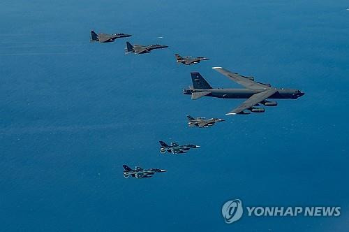 한미일 연합공중훈련에 참가한 B-52H 전략폭격기     (서울=연합뉴스) 22일 오후 한반도 남쪽 한일 방공식별구역(ADIZ) 중첩구역에서 한미일 공군이 연합공중훈련을 실시하고 있다. 먼 곳부터 한국 F-15K 2대, 미국 F-16, 미국 B-52H, 미국 F-16, 일본 F-2 2대. 2023.10.22 [미 공군 제공. 재판매 및 DB 금지]
    photo@yna.co.kr