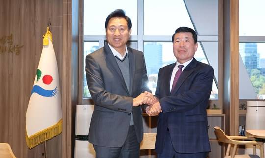 오늘 오전 면담을 진행한 오세훈 서울시장과 백경현 구리시장(출처 : 뉴시스)