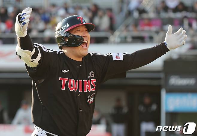 11일 오후 경기도 수원시 장안구 수원KT위즈파크에서 열린 '2023 신한은행 SOL KBO 포스트시즌' 한국시리즈 4차전 kt 위즈와 LG 트윈스의 경기, LG 김현수가 7회초 1사 2루에서 적시타를 친 뒤 교체되며 팬들을 향해 환호를 유도하고 있다. 2023.11.11/뉴스1 ⓒ News1 김진환 기자