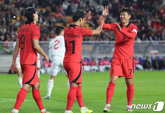 17일 오후 경기 수원시 팔달구 수원월드컵경기장에서 열린 축구 국가대표 평가전 대한민국과 베트남의 경기, 황희찬이 득점 후 손흥민과 하이파이브 하고 있다. 2023.10.17/뉴스1 ⓒ News1 김도우 기자