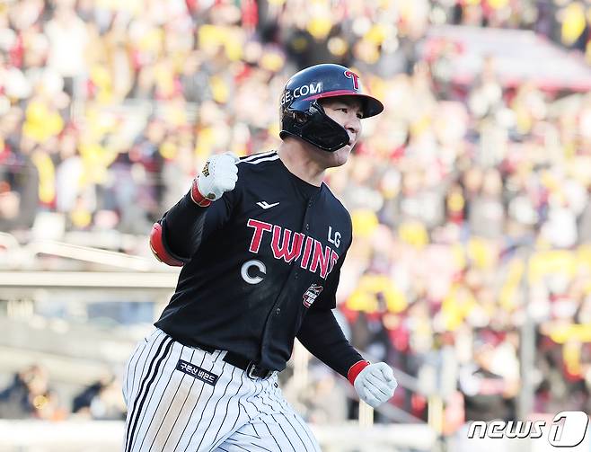 11일 오후 경기도 수원시 장안구 수원KT위즈파크에서 열린 '2023 신한은행 SOL KBO 포스트시즌' 한국시리즈 4차전 kt 위즈와 LG 트윈스의 경기 7회초 1사 1,3루 상황, LG 오지환이 스리런포를 친 후 그라운드를 돌고 있다. 2023.11.11/뉴스1 ⓒ News1 이재명 기자