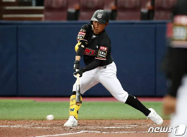 13일 오후 서울 구로구 고척스카이돔에서 열린 2023 한국프로야구(KBO) kt 위즈와 키움 히어로즈의 시범경기에서 kt의 7회초 2사 만루 상황때 정준영이 땅볼을 날리고 있다. 2023.3.13/뉴스1 ⓒ News1 구윤성 기자