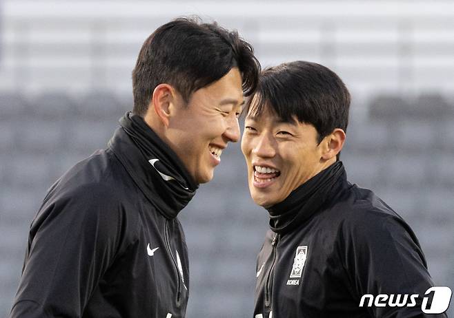 대한민국 축구대표팀 손흥민·황희찬이 13일 오후 서울 양천구 목동운동장에서 2026 국제축구연맹(FIFA) 북중미 월드컵 아시아 지역 2차 예선을 앞두고 훈련을 하고 있다. 클린스만호는 오는 16일 서울월드컵경기장에서 싱가포르, 21일 중국 선전 유니버시아드 스포츠센터에서 중국과 경기를 치를 예정이다. 2023.11.13/뉴스1 ⓒ News1 이재명 기자