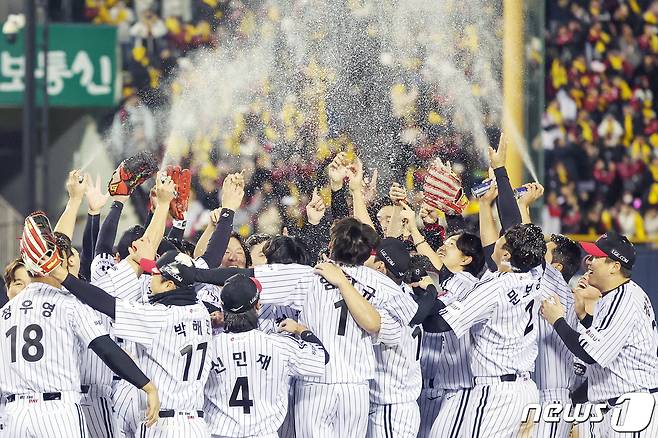 13일 오후 서울 송파구 올림픽로 잠실야구장에서 열린 프로야구 '2023 신한은행 SOL KBO 포스트시즌' 한국시리즈 5차전 LG 트윈스와 kt 위즈의 경기에서 6대2로 승리하며 우승을 차지한 LG 선수들이 자축하고 있다. 2023.11.13/뉴스1 ⓒ News1 김진환 기자