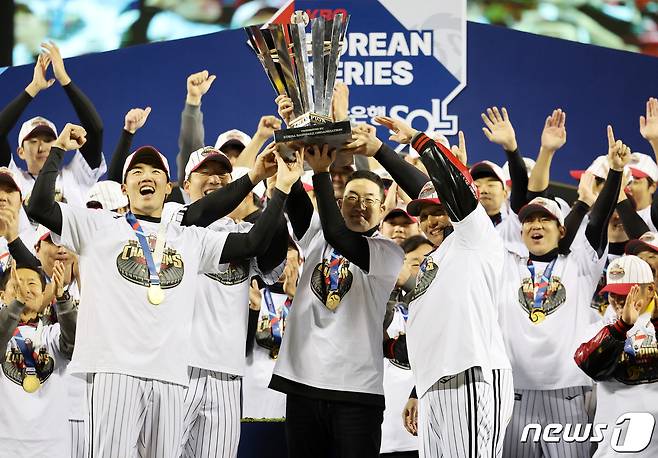 13일 오후 서울 송파구 잠실야구장에서 열린 프로야구 '2023 신한은행 SOL KBO 포스트시즌' 한국시리즈 5차전 LG 트윈스와 kt 위즈의 경기에서 LG 트윈스가 6대2로 승리하며 우승을 차지했다. LG 구광모 회장, 염경엽 감독,임찬규, 김현수 등 선수들이 우승 트로피를 들고 기념촬영을 하고 있다. 2023.11.13/뉴스1 ⓒ News1 김진환 기자