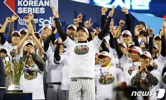 13일 오후 서울 송파구 잠실야구장에서 열린 프로야구 '2023 신한은행 SOL KBO 포스트시즌' 한국시리즈 5차전 LG 트윈스와 kt 위즈의 경기에서 LG 트윈스가 6대2로 승리하며 우승을 차지했다. LG 주장 오지환이 시상식에서 한국시리즈 MVP에 선정된 뒤 환호하고 있다. 2023.11.13/뉴스1 ⓒ News1 김진환 기자