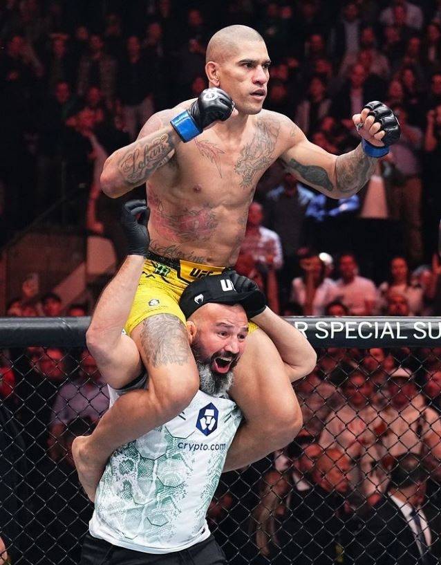 알렉스 페레이라가 12일(한국시간) 미국 뉴욕 매디슨 스퀘어가든에서 열린 ‘UFC 295: 프로하스카 vs 페레이라’ 대회 메인 이벤트에서 유리 프로하스카를 꺾고 라이트헤비급 왕좌에 올랐다. 사진 | UFC