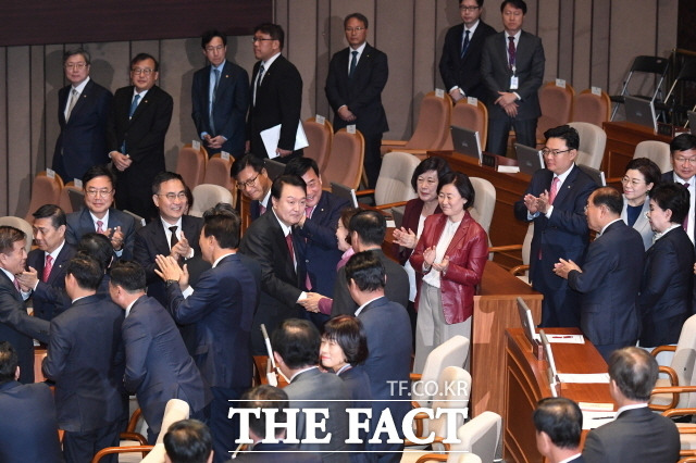 당내에선 공천 갈등을 최소화하기 위해선 당 지도부가 공정한 공천 규칙과 기준을 마련하는 데 집중해야 한다는 목소리가 나온다. 윤 대통령이 지난달 국회 시정연설을 마친 뒤 퇴장하며 국민의힘 의원들과 인사하고 있다. /국회사진취재단