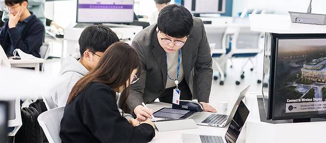 한국에너지공대 학생들은 단일 ‘에너지공학부’에서 모든 에너지 분야를 자유롭게 공부하고, 융합적인 학습과 연구를 할 수 있다.