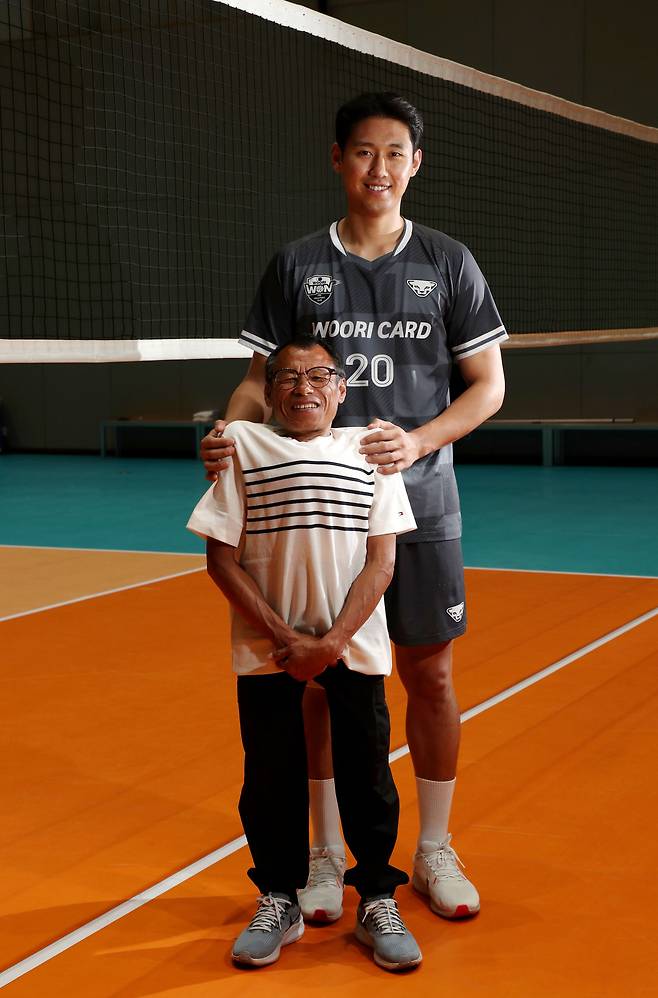 한성정(오른쪽) 선수와 부친 한은범씨. 지체장애 3급(왜소증)인 부친 한씨와 아들의 키 차이는 60cm 가량 차이가 난다. /남강호 기자