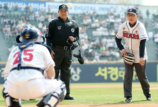 서울 송파구 잠실야구장에서 열리는 2023 신한 SOL KBO리그 개막전 롯데 자이언츠와 두산 베어스의 경기에서 김인식 전 두산 감독이 시구를 하고 있다./뉴스1