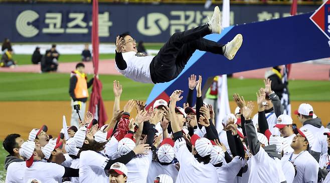 13일 오후 서울 송파구 잠실야구장에서 열린 프로야구 '2023 신한은행 SOL KBO 포스트시즌' 한국시리즈 5차전 LG 트윈스와 kt 위즈의 경기에서 LG 트윈스가 6대2로 승리하며 우승을 차지했다. 구광모 LG 그룹 회장이 선수들에게 헹가래를 받고 있다. /뉴스1