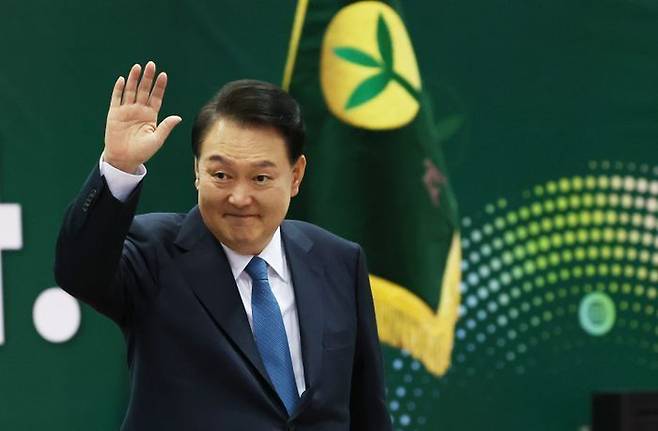 윤석열 대통령이 12일 경기 고양시 킨텍스에서 열린 2023 전국새마을지도자대회 '청년의 약속' 선포식에서 축사를 마친 뒤 손을 들어 인사하고 있다. ⓒ대통령실