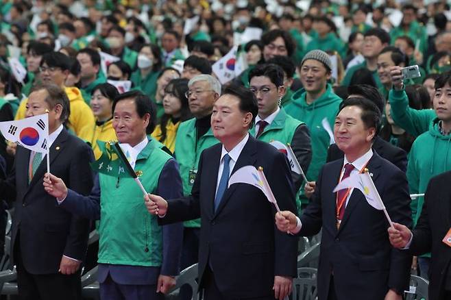 윤석열 대통령이 12일 경기 고양시 킨텍스에서 열린 2023 전국새마을지도자대회에서 태극기를 흔들고 있다. 오른쪽부터 김기현 국민의힘 대표, 윤 대통령, 곽대훈 새마을운동중앙회장, 이상민 행정안전부 장관 ⓒ대통령실