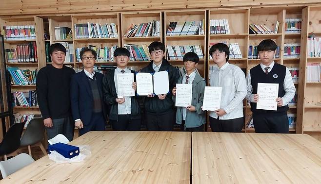 좌측 세번째부터 조인성, 홍경욱, 염선우, 유대진, 허윤 학생