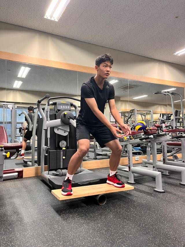 일본 모모야마고교 배구부에서 선수로 뛰고 있는 윤이준(17)군이 개인 훈련을 하고 있다 . 부친 윤세운씨 제공