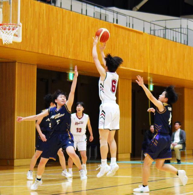 지난달 22일 일본 간사이대학 호쿠요 고교 체육관에서 열린 '2023 윈터컵' 오사카 예선 준결승 경기에서 쿤에이여학원고교 슈터 기모토 모모코가 상대인 간사이대 제1부속고교 수비수 위로 슛을 쏘고 있다. 오사카=유대근 기자