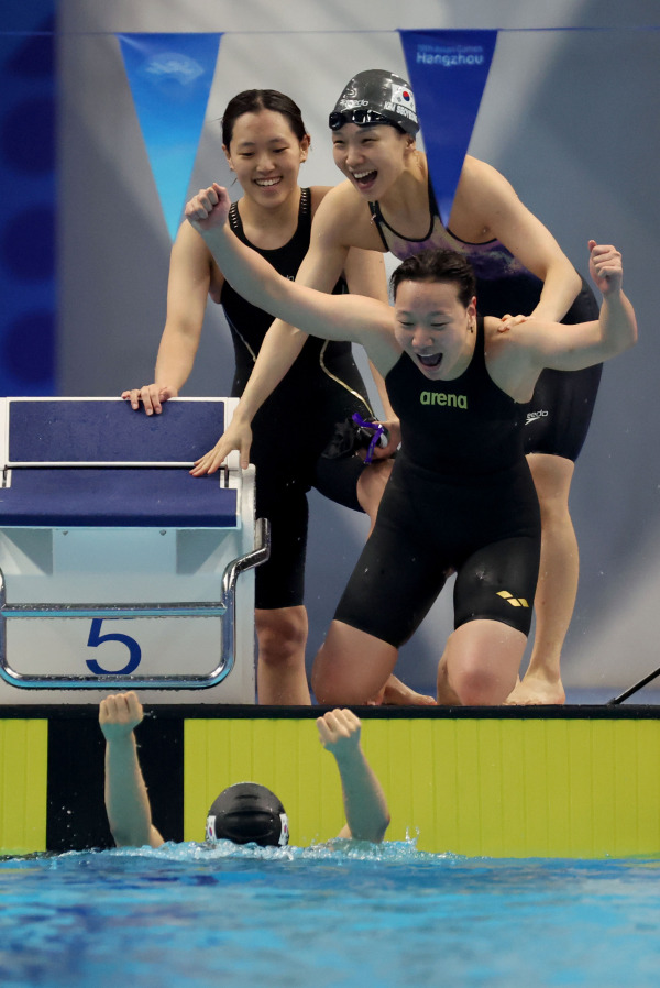 <yonhap photo-3839=""> 여자 혼계영 400m 은메달 (항저우=연합뉴스) 김인철 기자 = 29일 중국 항저우 올림픽 스포츠센터 수영장에서 열린 19회 항저우 아시안게임 수영 여자 혼계영 400m 결승에 출전한 이은지,고하루,김서영,허연경이 은메달 확정 후 기뻐하고 있다. 2023.9.29 yatoya@yna.co.kr/2023-09-29 22:28:56/ <저작권자 ⓒ 1980-2023 ㈜연합뉴스. 무단 전재 재배포 금지.></yonhap>