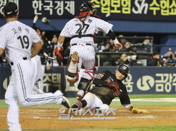 2023 KBO 프로야구 포스트시즌 LG트윈스와 kt위즈의 한국시리즈 1차전 경기가 7일 오후 서울 잠실야구장에서 열렸다. 9회초 2사 1루 문상철의 역전 적시타에 1루 주자 배정대가 홈으로 뛰어 홈인하고 있다. 잠실=김민규 기자 mgkim1@edaily.co.kr /2023.11.07/