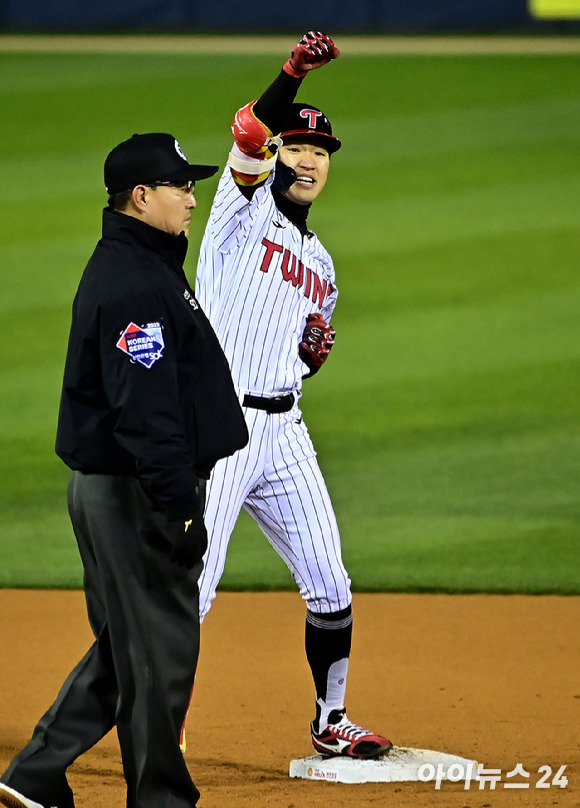 13일 오후 서울 잠실야구장에서 열린 '2023 KBO 포스트시즌' LG 트윈스와 KT 위즈의 한국시리즈 5차전 경기가 열렸다. 3회말 1사 2,3루 LG 박해민이 2타점 적시 2루타를 때린 뒤 기뻐하고 있다. [사진=곽영래 기자]