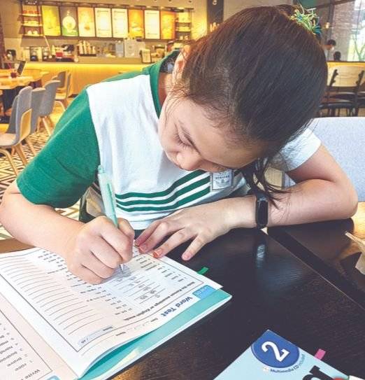 학생 선수는 학업과 운동을 병행해야 한다. 이윤지 선수는 훈련 일과 틈틈이 공부시간을 마련해 관리하고 있다.