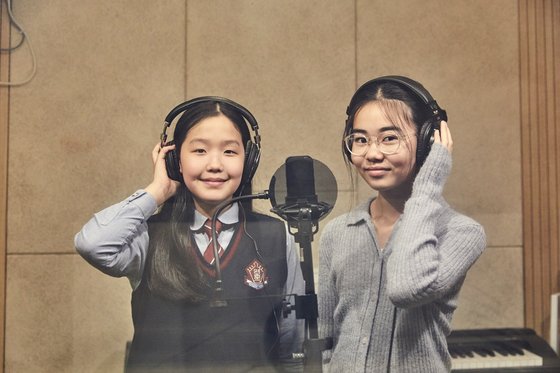 정아인(왼쪽)·박리안 학생기자가 전문가에게 효율적인 발성으로 노래하고 발표하는 법을 배우기 위해 녹음부스가 마련된 스튜디오를 찾았다.