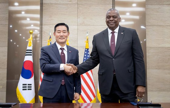 신원식 국방부 장관과 로이드 오스틴 미국 국방장관이 13일 서울 국방부 청사에서 열린 제55차 한미안보협의회의(SCM) '2023 한미 맞춤형억제전략(TDS)' 서명식에서 협정서에 서명을 마친 후 악수하고 있다. 연합뉴스