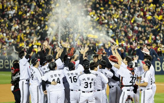 13일 오후 서울 송파구 올림픽로 잠실야구장에서 열린 프로야구 '2023 신한은행 SOL KBO 포스트시즌' 한국시리즈 5차전 LG 트윈스와 kt 위즈의 경기에서 6대2로 승리하며 우승을 차지한 LG 선수들이 자축하고 있다. 뉴스1