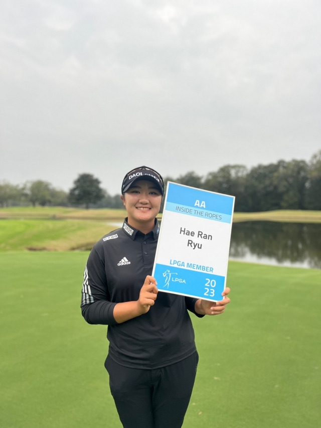 올 LPGA투어 신인상 수상을 확정한 유해란. 작년 퀄리파잉 시리즈에서 수석으로 합격한 유해란이 합격증을 들고 포즈를 취하고 있다. 세마스포츠마케팅