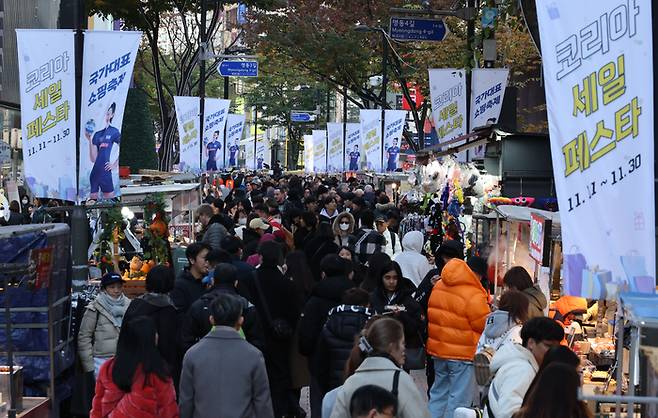 국내 최대 규모의 쇼핑 행사인 ‘2023 코리아세일페스타’가 이달 30일까지 총 20일간 진행되는 가운데 12일 서울 명동 거리가 시민과 관광객들로 북적이고 있다. 올해 코세페는 행사 기간이 기존 15일에서 20일로 연장되고 참여 업체도 역대 최다인 2천500곳으로 늘어나는 등 최대 규모로 치러진다. 2023.11.12 [이승환기자]