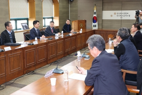 류긍선 카카오모빌리티 대표(왼쪽 두 번째)가 13일 오후 서울 강남구 역삼동 전국택시연합회관에서 택시4단체(전국택시노동조합연맹·전국민주택시노동조합연맹·전국개인택시운송사업조합연합회·전국택시운송사업조합연합회) 대표자들과 비공개 간담회를 하고 있다. [사진 출처 = 연합뉴스]