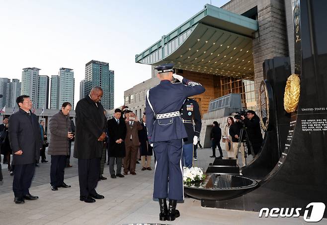 (서울=뉴스1) 박지혜 기자 = 방한한 로이드 오스틴 미국 국방부 장관이 12일 오후 서울 용산구 전쟁기념관 평화의 광장에서 미국 재향군인의 날을 맞아 미국 추모비에 헌화 및 묵념을 하고 있다. 2023.11.12/뉴스1  Copyright (C) 뉴스1. All rights reserved. 무단 전재 및 재배포,  AI학습 이용 금지.