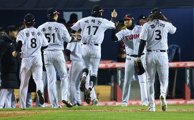 [서울=뉴시스] 최진석 기자 = 13일 송파구 잠실야구장에서 열린 '2023 신한은행 쏠 KBO 한국시리즈(KS)' 5차전 kt 위즈와 LG 트윈스의 경기. 4회초 2사 1,2루 상황 LG 중견수 박해민이 kt 김민혁의 타구를 잡은 후 동료들과 기뻐하고 있다. 2023.11.13.