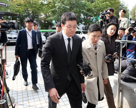 SM엔터테인먼트에 대한 카카오와 하이브의 인수전 당시 자본시장법 위반 혐의를 받는 배재현 카카오 투자총괄대표가 지난달 18일 서울 양천구 서울남부지방법원에서 열린 구속 전 피의자 심문(영장실질심사)에 출석하고 있다. 뉴시스