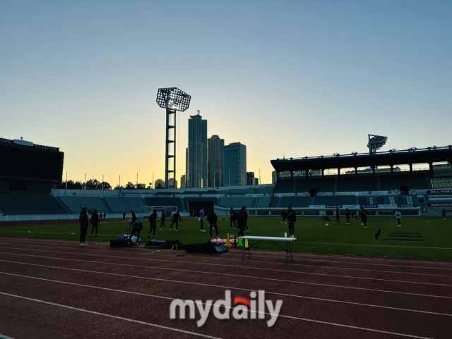 11명으로 목동주경기장에서 첫날 훈련을 진행한 축구대표팀/최병진 기자