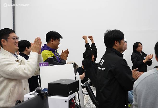 옵저버와의 교신에 성공하자 나라스페이스 연구진들이 환호하고 있다. [나라스페이스 제공]