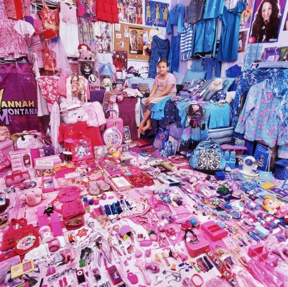 윤정미, 핑크 프로젝트―아그네스와 아그네스의 핑크색, 보라색, 파란색 물건들, 2009, 종이에 디지털잉크젯프린트, 28x28cm, CCP(Center for Creative Photography) 소장, 사진_작가 제공 *재판매 및 DB 금지
