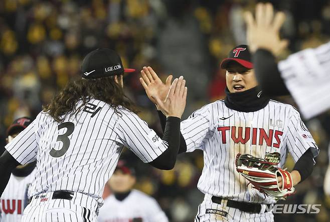 [서울=뉴시스] 김근수 기자 = 13일 서울 송파구 잠실야구장에서 열린 '2023 신한은행 쏠 KBO 한국시리즈(KS)' 5차전 kt 위즈와 LG 트윈스의 경기. 4회초 2사 1, 2루 상황 LG 박해민이 KT 김민혁의 타구를 호수비로 잡아낸 뒤 켈리와 기뻐하고 있다. 2023.11.13. ks@newsis.com