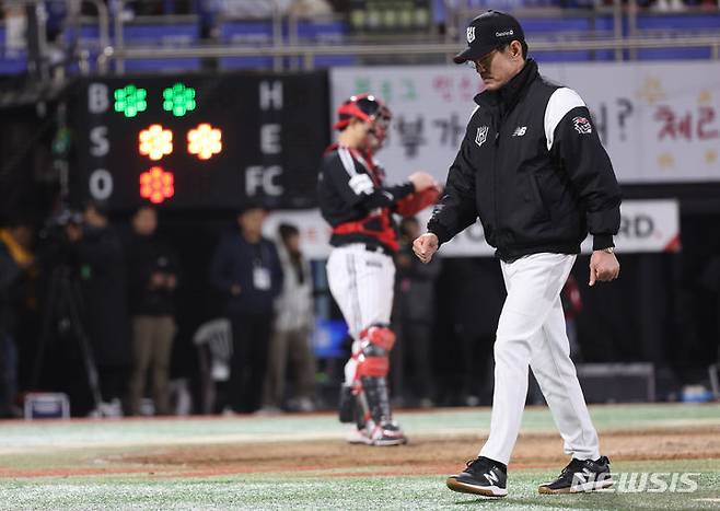 [수원=뉴시스] 김근수 기자 = 10일 오후 경기 수원시 kt위즈파크에서 열린 2023 KBO 한국시리즈 3차전 LG 트윈스와 kt 위즈의 경기, 9회말 kt 이강철 감독이 kt 김준태의 스윙판정에 항의하다 퇴장 당하고 있다. 2023.11.10. ks@newsis.com