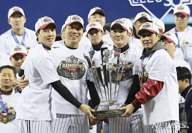 [서울=뉴시스] 김근수 기자 = 13일 서울 송파구 잠실야구장에서 열린 '2023 신한은행 쏠 KBO 한국시리즈(KS)' 5차전 kt 위즈와 LG 트윈스의 경기. 6대2로 LG 트윈스의 승리. 통합스코어 4대1로 한국시리즈 우승을 차지한 LG 트윈스 염경엽(오른쪽부터) 감독, 오지환, 김현수, 임찬규가 트로피를 들어올리고 있다. 2023.11.13. ks@newsis.com