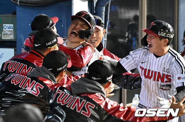 [OSEN=잠실, 이대선 기자] 8일 오후 서울 잠실야구장에서 2023 KBO 프로야구 포스트시즌 한국시리즈 2차전 LG 트윈스와 KT 위즈의 경기가 열렸다.8회말 1사 2루에서 LG 박동원이 좌중월 투런 홈런을 치고 더그아웃에서 염경엽 감독과 환호하고 있다. 2023.11.08 /sunday@osen.co.kr