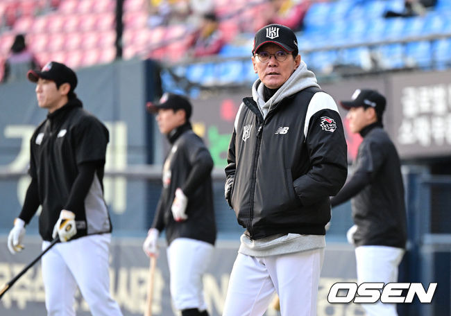 [OSEN=잠실, 최규한 기자] 13일 오후 서울 잠실야구장에서 2023 KBO 프로야구 포스트시즌 한국시리즈 5차전 LG 트윈스와 KT 위즈의 경기가 열렸다.경기에 앞서 KT 이강철 감독이 훈련 중인 선수들을 바라보고 있다. 2023.11.13 /dreamer.osen.co.kr