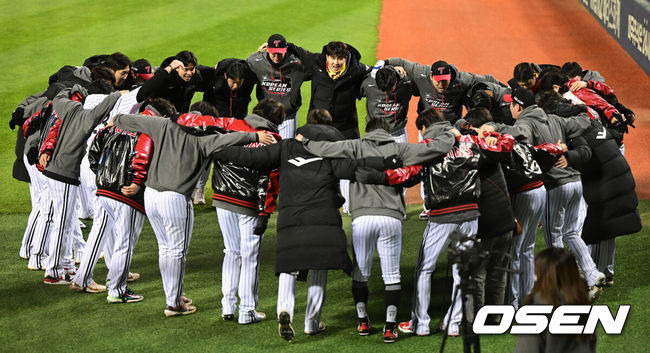 [OSEN=잠실, 최규한 기자] 13일 서울 잠실야구장에서 ‘2023 신한은행 SOL KBO 포스트시즌 한국시리즈’ 5차전 LG 트윈스와 KT 위즈의 경기가 열렸다. 경기를 앞두고 LG 선수들이 각오를 다지고 있다. 2023.11.13 / dreamer@osen.co.kr