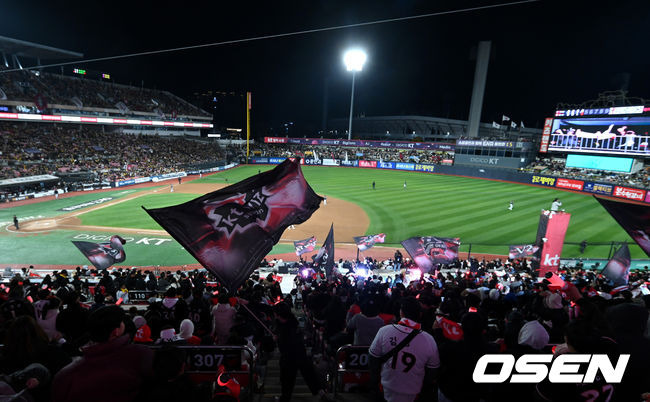 [OSEN=수원, 이대선 기자] 10일 오후 수원 KT위즈파크에서 ‘2023 신한은행 SOL KBO 포스트시즌 한국시리즈’ 3차전 KT 위즈와 LG 트윈스의 경기가 열렸다.KT 팬들이 열띤 응원을 펼치고 있다. 2023.11.10 /