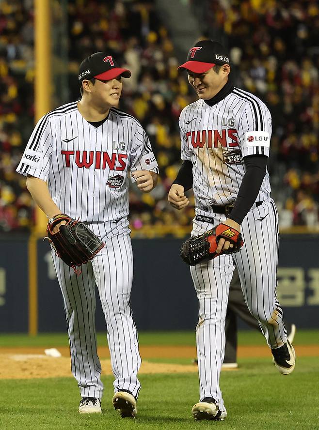 13일 서울 송파구 올림픽로 잠실야구장에서 열린 프로야구 '2023 신한은행 SOL KBO 포스트시즌' 한국시리즈 5차전 LG 트윈스와 kt 위즈의 경기, LG 함덕주가 7회초 2사 3루에서 kt 박병호를 삼진으로 잡으며 이닝을 마친 뒤 유격수 오지환과 기쁨을 나누고 있다. 뉴스1