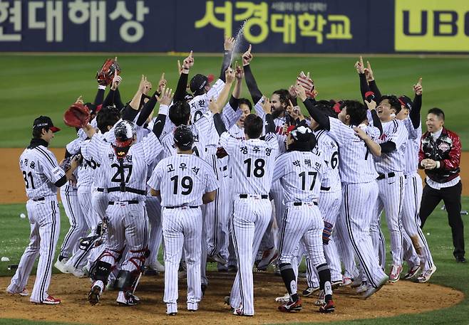 13일 서울 잠실야구장에서 열린 2023 KBO 한국시리즈 5차전 kt wiz와 LG 트윈스의 경기. kt에 6-2로 승리하며 29년 만에 한국시리즈 우승을 확정한 LG 선수들이 기뻐하고 있다. 연합뉴스