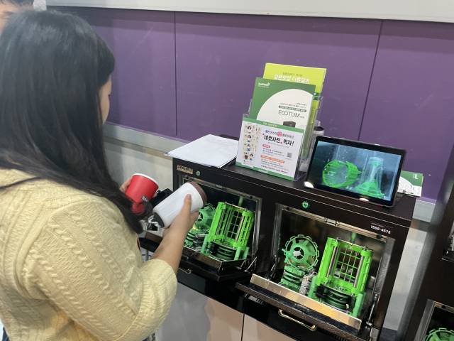 지난 10일 서울 삼성동 코엑스에서 열린 ‘2023 서울카페쇼’ 행사장에서 한 관람객이 자신의 텀블러를 다회용기 세척기로 씻고 있다. 김창영 기자